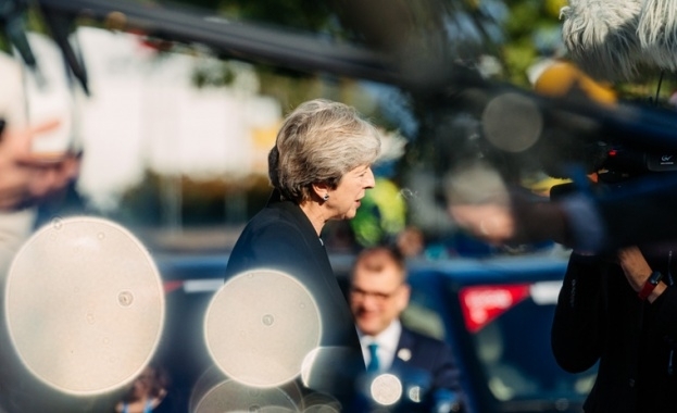 Британският премиер Тереза Мей оцеля при гласуването на вота на