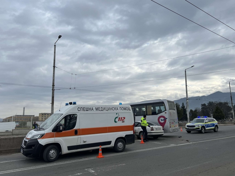 От последните минути! Тежка катастрофа между автобус и кола на Оряховско шосе във Враца, има ранен човек /снимки/