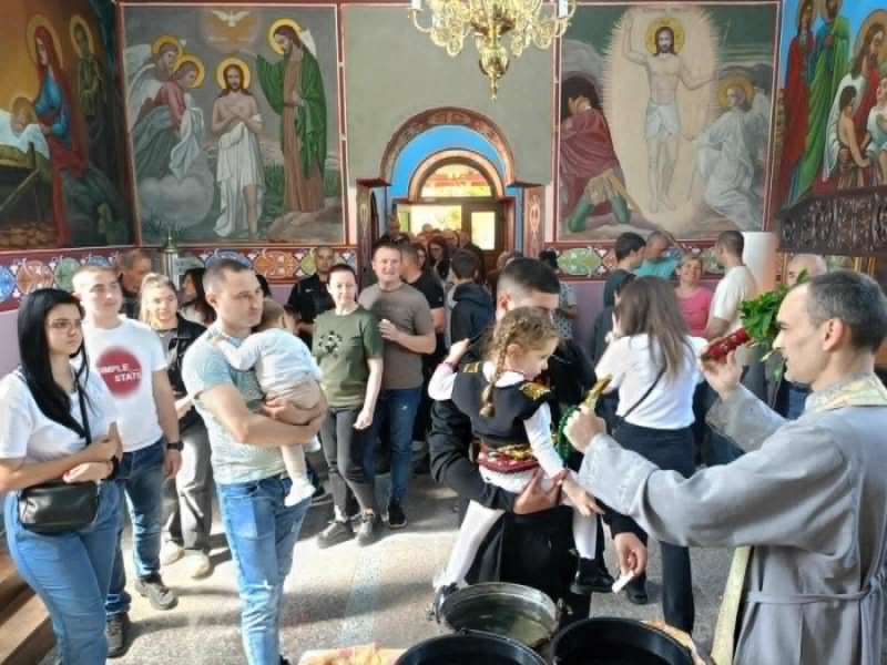 Отбелязаха празнично Свети Дух в мездренското село Оселна /снимки/