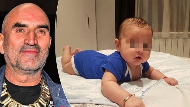 Позлатен с бижута също като дядо си Ценко Чоков е