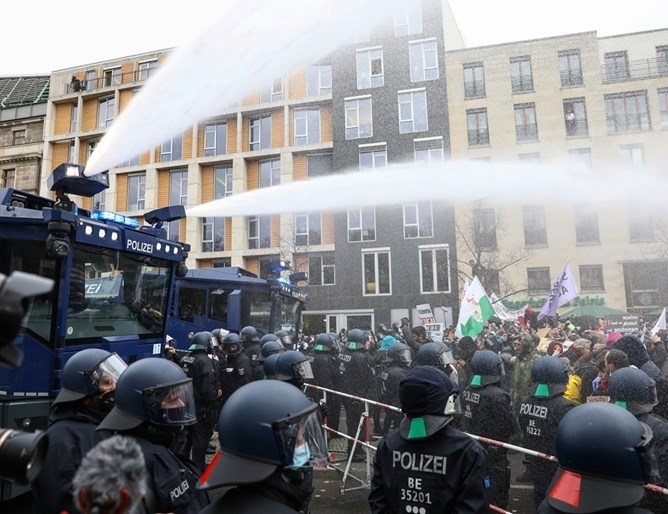 Полицията използва водни оръдия срещу демонстранти, протестиращи в центъра на