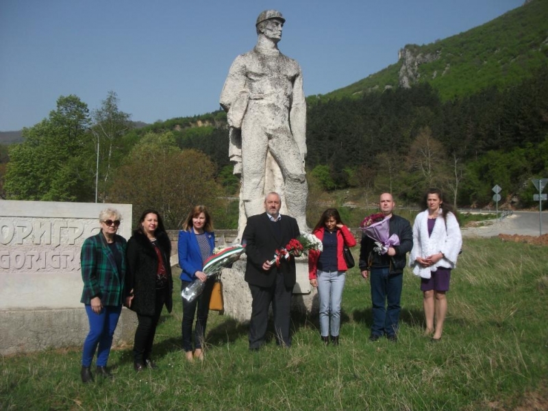 С едноминутно мълчание и поднасяне цветя при паметника на миньора