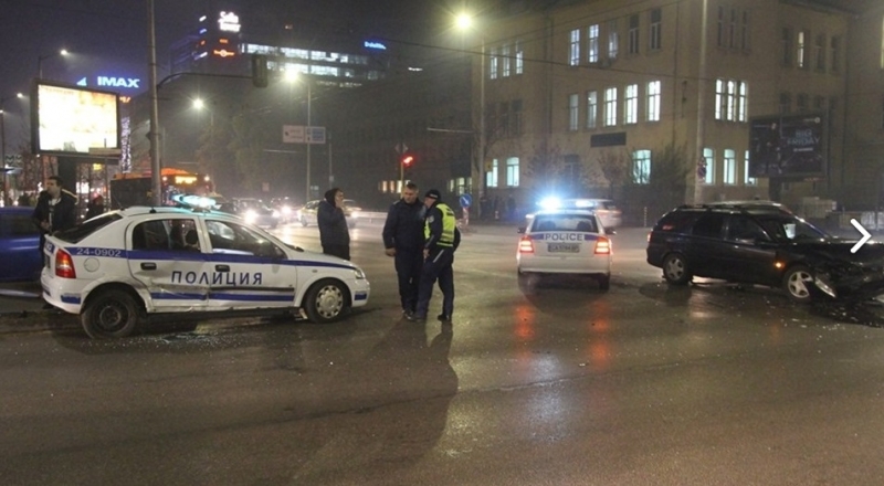 Полицейски автомобил е катастрофирал на кръстовището на булевард Тодор Александров и