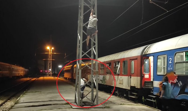 На среднощен екшън са станали свидетели пътници от влак пътуващ