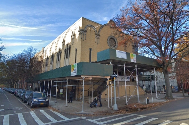 Неизвестен извършител подпалил еврейски център в Бруклин Ню Йорк Инцидентът