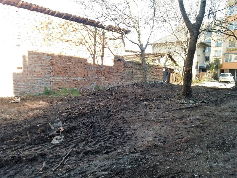 В рамките на традиционното пролетно почистване на гр Мездра служители