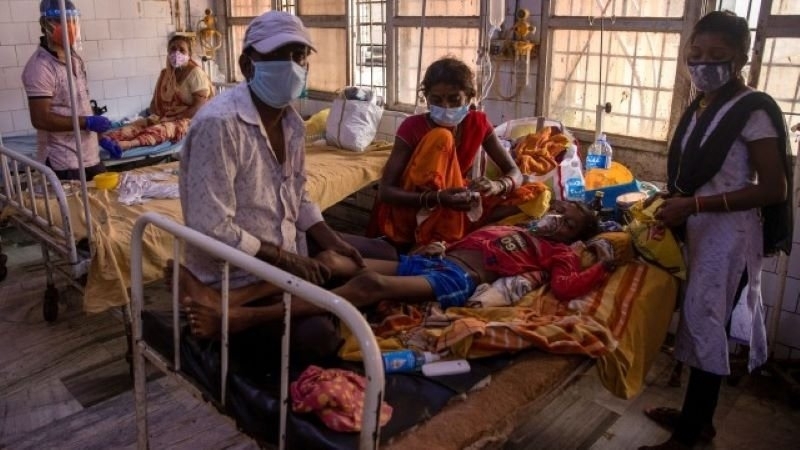 Един човек загина и над 200 са хоспитализирани в индийския