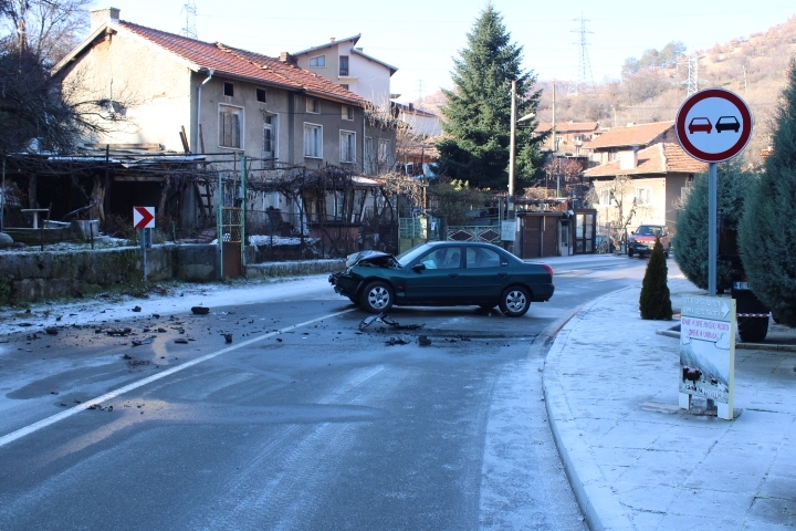 Един човек е пострадал след челен удар в град Рила