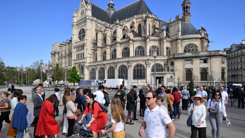 Площадът пред катедралата Нотр дам който беше затворен вследствие на