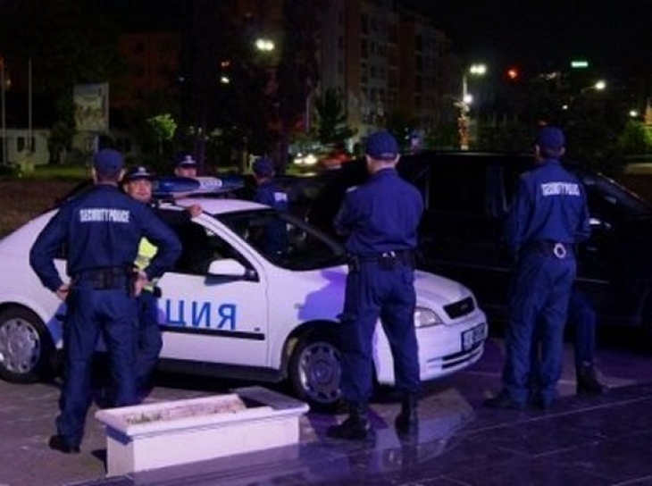 Тумба роми са налетели върху полицейски патрул около 24 часа