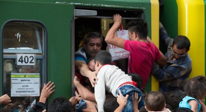 Унгарските власти целенасочено не дават храна на имигранти които не