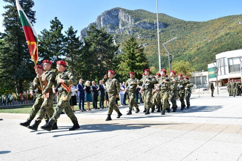 С издигане на националния флаг на площад Христо Ботев започна