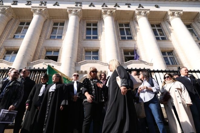 Адвокати излязоха на протест срещу процедурата за избор на нов главен прокурор и номинацията на Сарафов