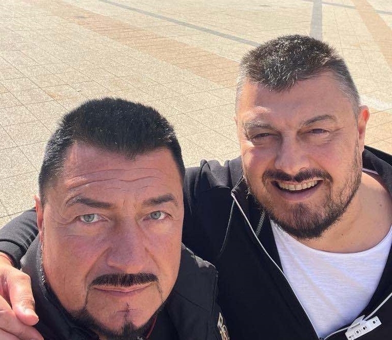 Бареков гласува и предава на живо в центъра на Враца