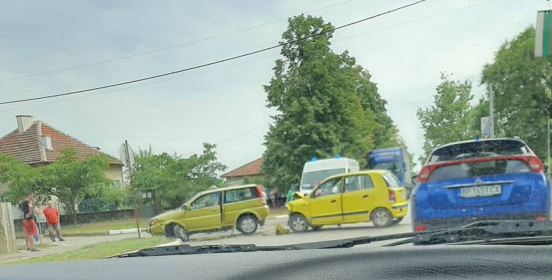 Трима са в болница след тежката катастрофа в Гложене съобщиха
