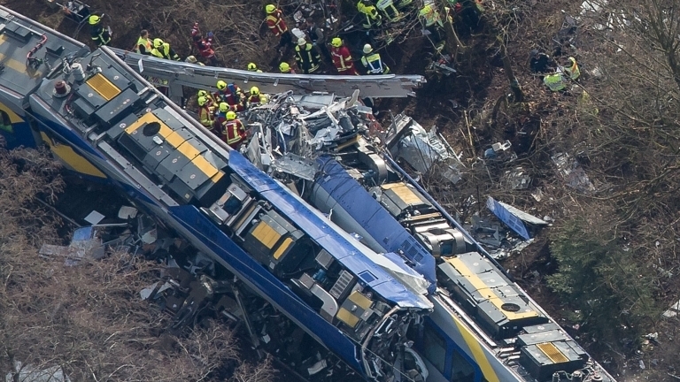 Четирима души пострадаха след като маневриращ пътнически влак удари странично