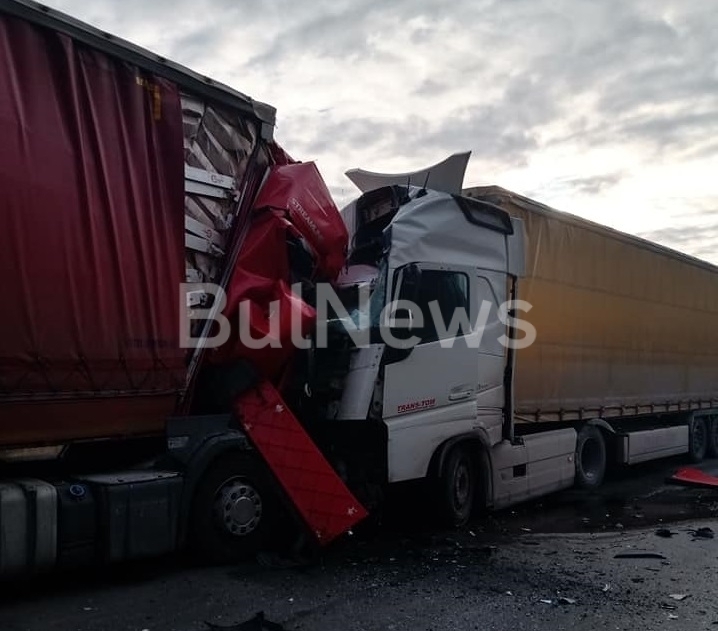 Шофьорите са пострадали при тежката катастрофа с два ТИР а на