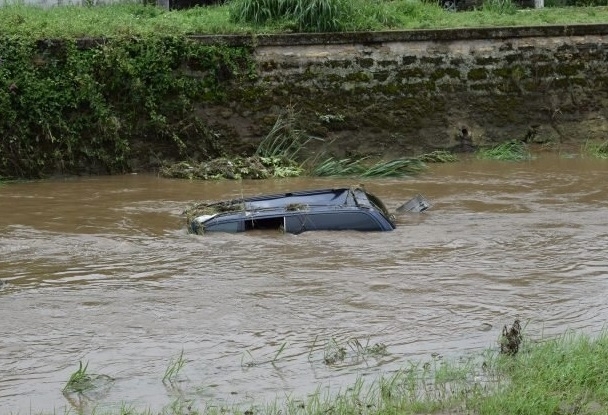 Силният порой отнесе в река Скът автомобила на отец Стефан