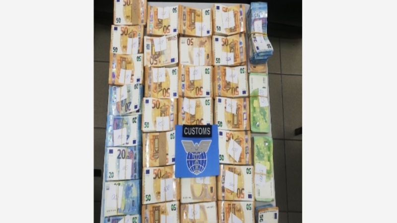 Недекларирана валута в размер на 165 000 евро са установили