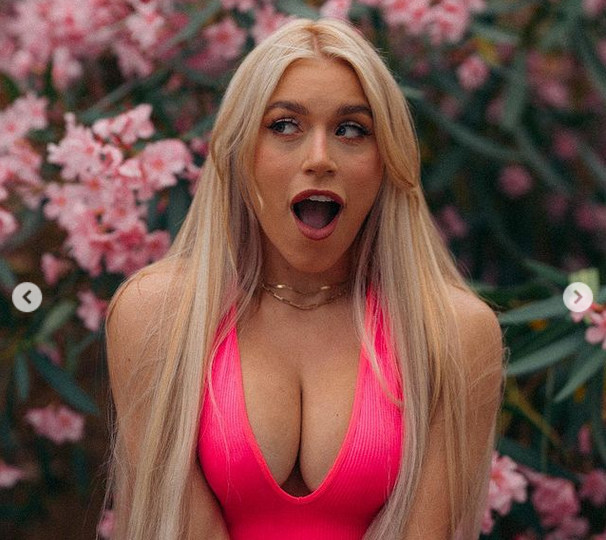 Порнозвездата Ели Брук не спира да демонстрира всестранните си таланти