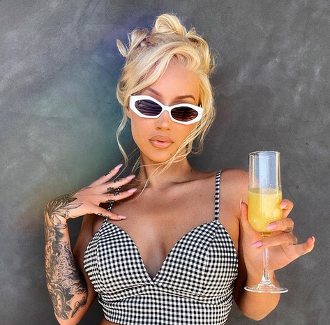 Австралийската звезда Иги Азалия сега базирана в Америка е известна