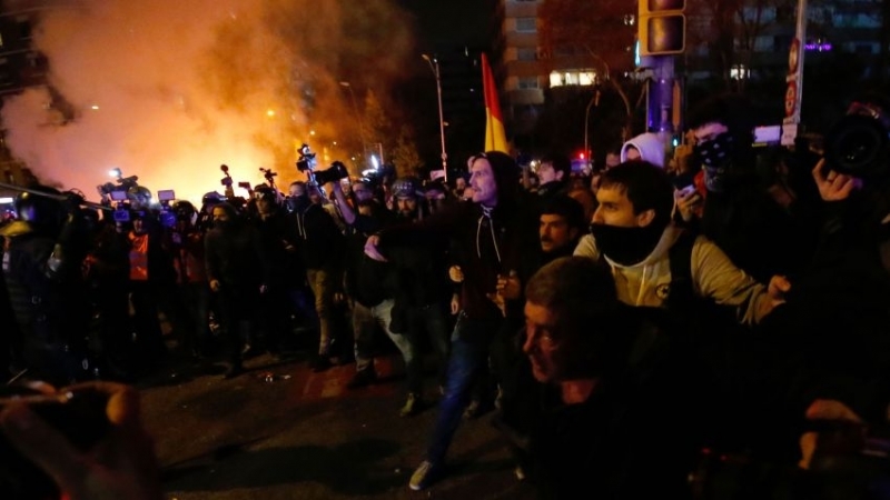 Насилие избухна при протест до стадиона Камп Ноу в Барселона
