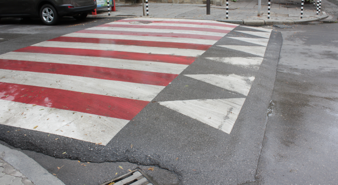 76 годишна жена е блъсната от лек автомобил в Сливен съобщиха