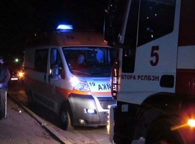 Пожарникари носиха болен човек до линейката в Лом научи BulNews  
Около