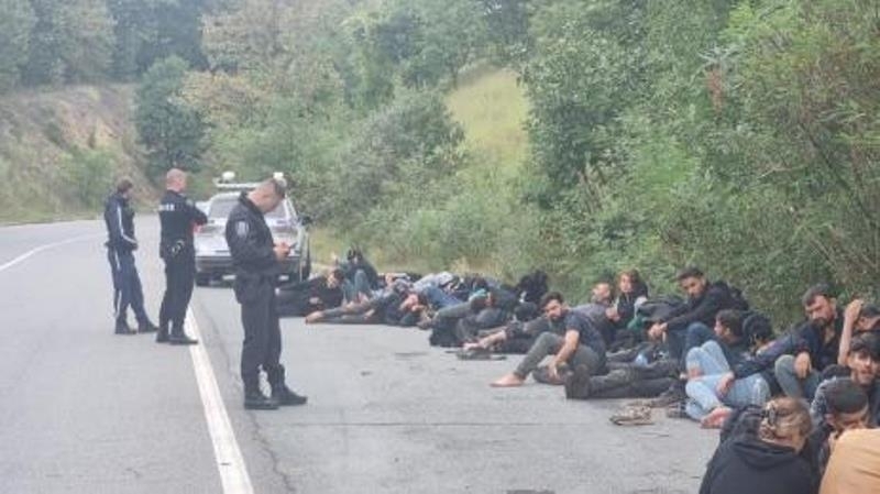 Хванаха надрусан каналджия с бус с мигранти в Монтанско съобщиха