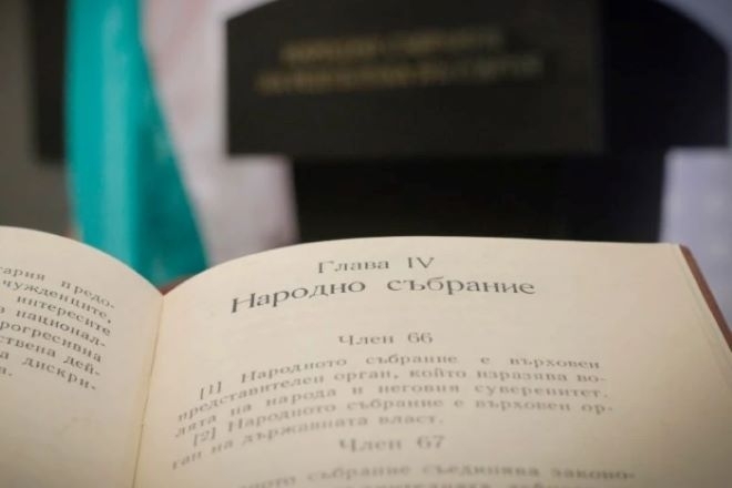НС дигитализира 23 тома с архивни документи