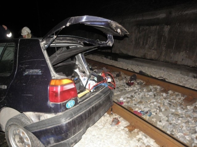 Младеж премина с колата си през железопътните релси и помете