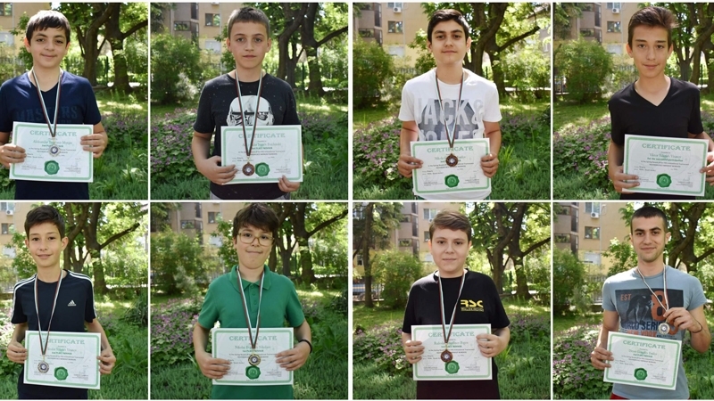 Осем ученици от Видинската природо-математическа гимназия, водени от Камелия Иванова,