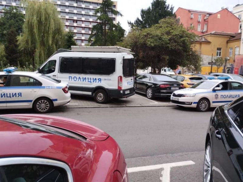 Зрелищна гонка с трафикант на хора приключи в центъра на