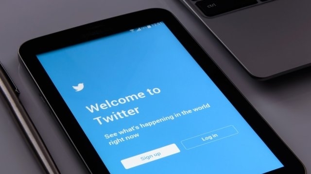 Социалната мрежа Twitter понесе тежък срив снощи заради който десетки