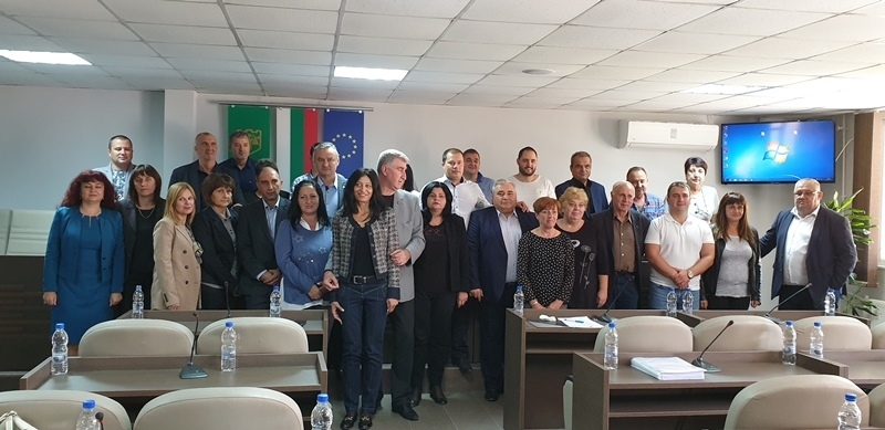 Със скандал политически обвинения и напускане на заседателната зала стартира