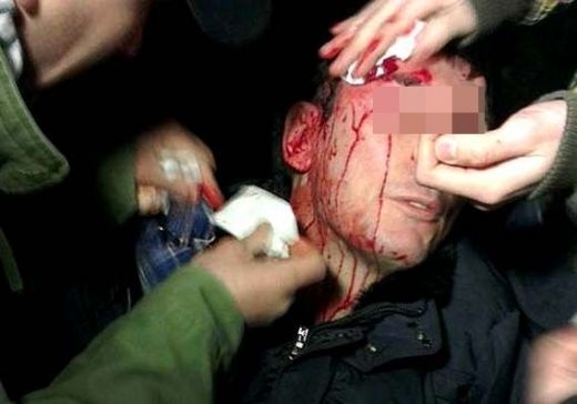 Полицията издирва трима души които нахълтали в дома на свой