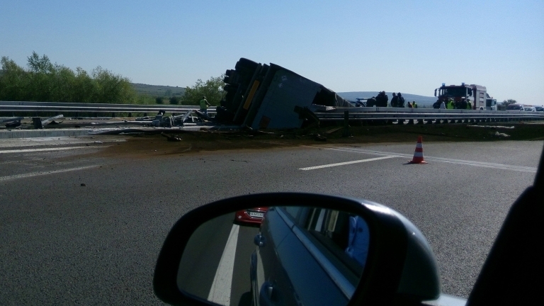 Полицията изяснява коя е починалата жена във верижната катастрофа на