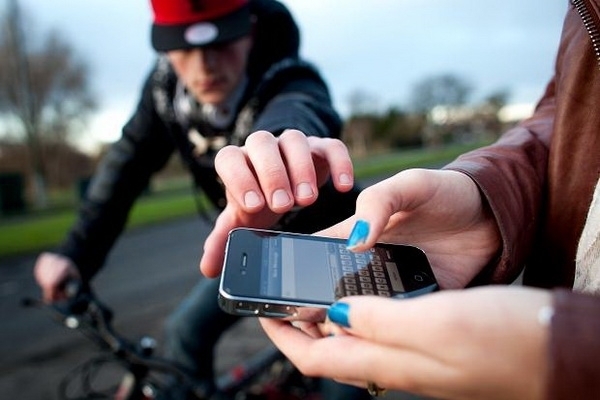 Тийнейджър е откраднал телефона на майка пред дома й във