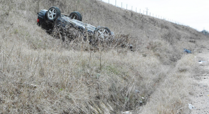 Лек автомобил БМВ се е преобърнал в крайпътна канавка съобщават