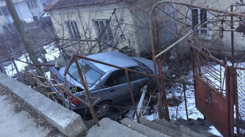 На градус! Пиян на талпа криводолчанин размаза колата си в ограда в Пудрия