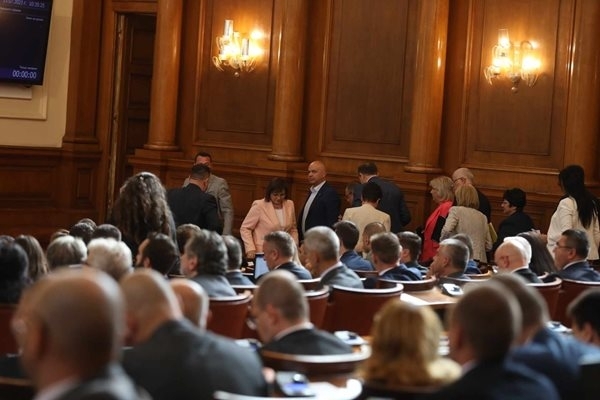 Парламентарните групи на Възраждане и Има такъв народ последваха примера