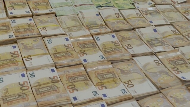 Опит за нелегално пренасяне на 3 7 млн лева в евро