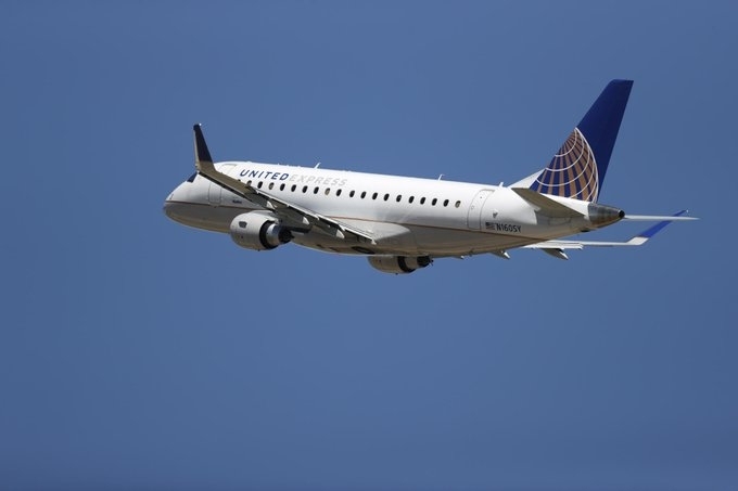 Мъж бе приет снощи в болница след като скочи от движещ