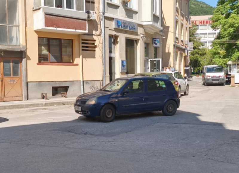 Връх на наглостта! Безумно паркиране вбеси врачани, чудят се и се маят /снимки/