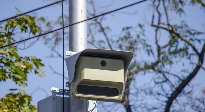 Неизвестни забиха кирка в камерата на Пътна полиция поставена едва