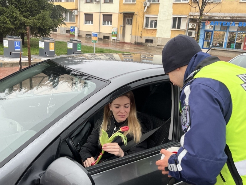 Пътни полицаи зарадваха с цветя дамите шофьори във Враца видя