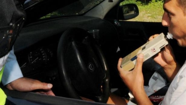 Служители на реда са хванали пиян шофьор в Арчар съобщиха