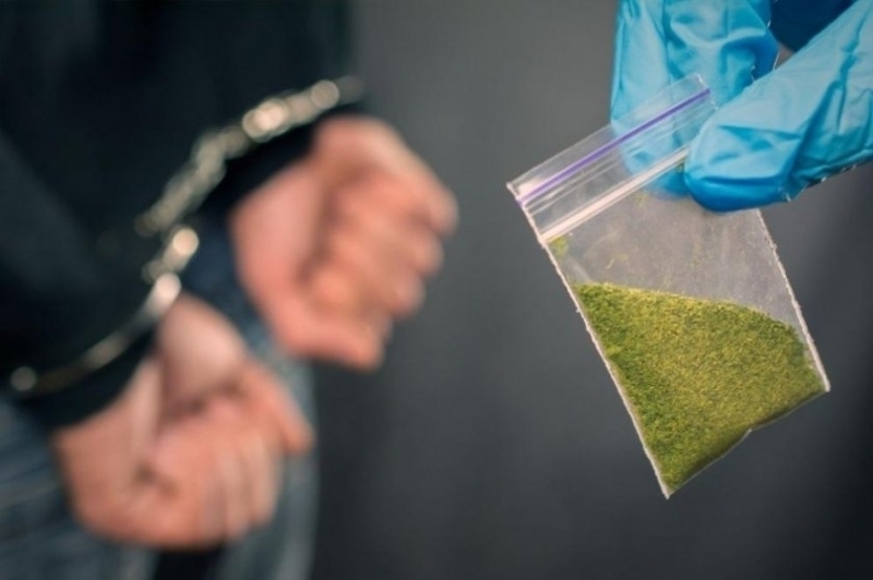 Служители на реда са задържали криминално проявен младеж с наркотици