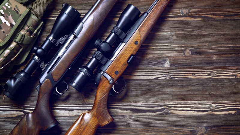 Младеж на 20 години е прострелял 9 годишния си брат с