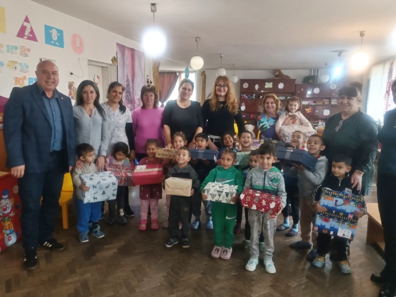 Деца от Вършец получиха коледни и новогодишни подаръци /снимки/